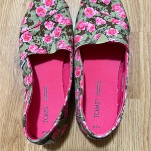 Toms Pink and Green Flats with Decorative Design